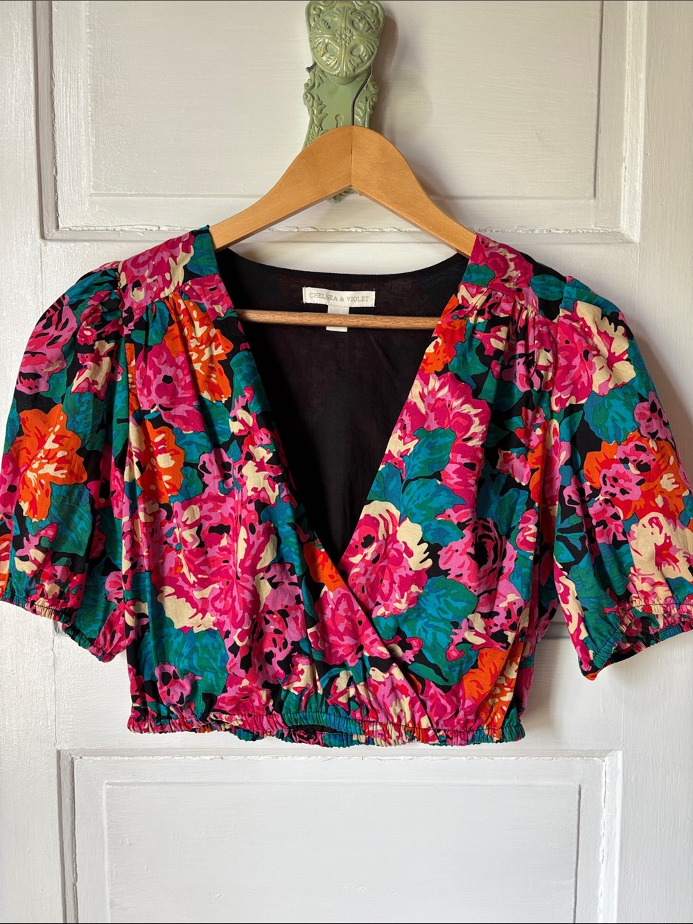 CHELSEA & VIOLET CROPPED FLORAL PUFF SLEEVE TOP